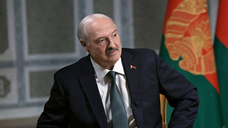 «Вы убиваете людей»: Лукашенко призвал США учиться демократии у Беларуси