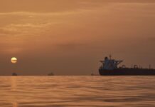 WSJ: США готовятся к захвату связанных с Ираном танкеров в международных водах